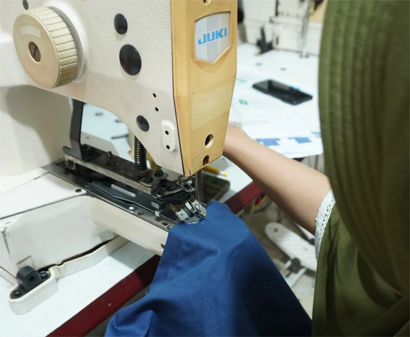 Dokumentasi proses produksi seragam dan apparel custom