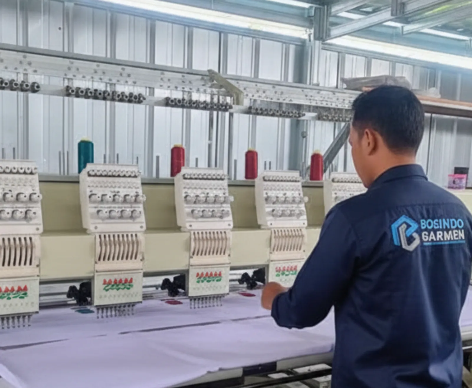 Dokumentasi proses produksi seragam dan apparel custom