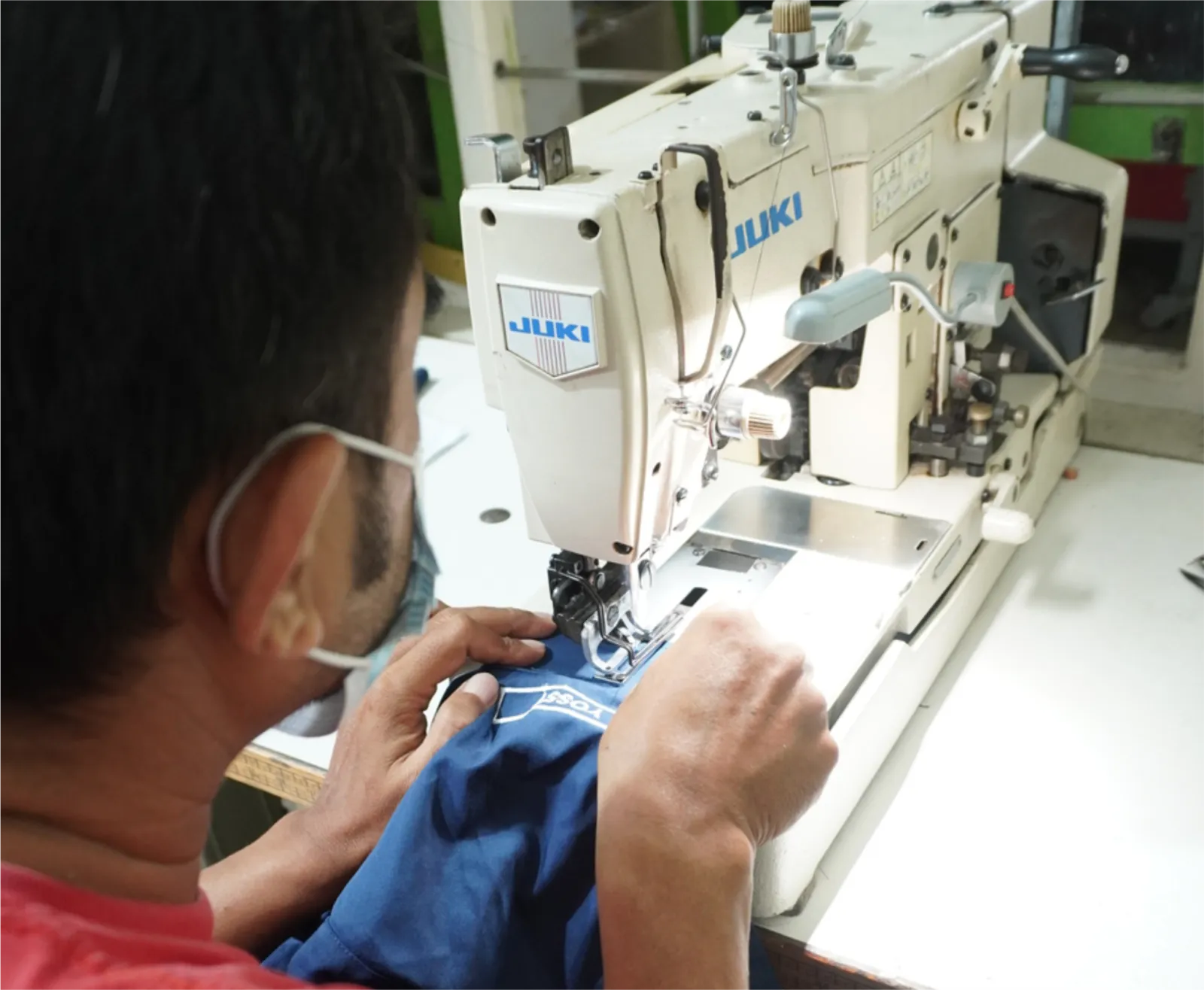 Dokumentasi proses produksi seragam dan apparel custom