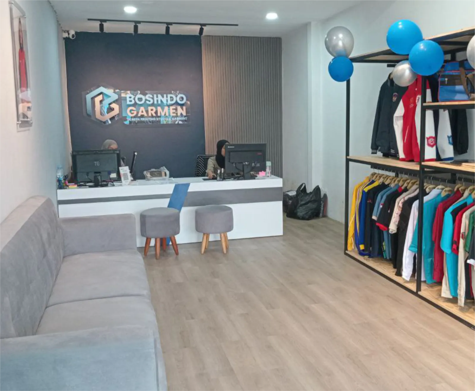 Dokumentasi proses produksi seragam dan apparel custom